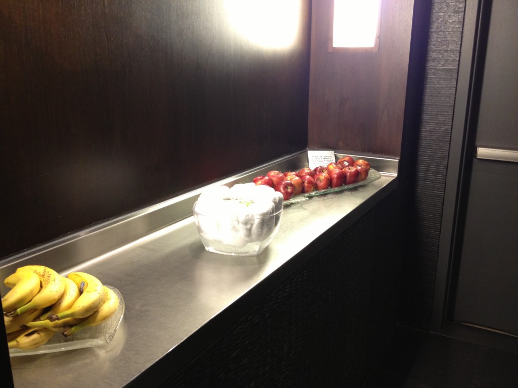 There were bananas and apples along with bottles of water available for free.