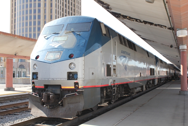 amtrak-engine-186-exterior