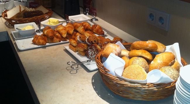 lounge-breakfast-spread-3