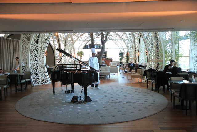 business-class-lounge-piano