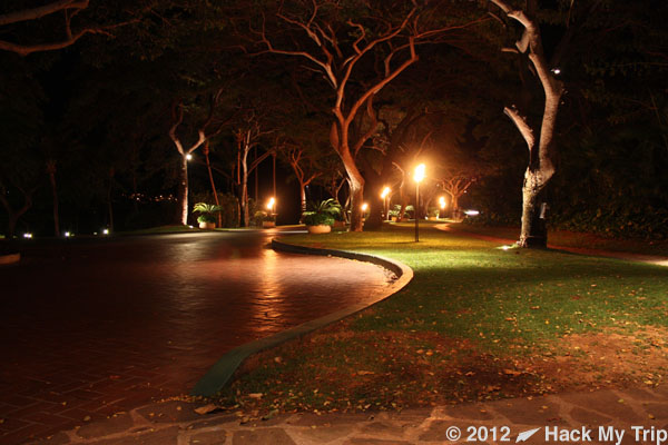 Picture of Hyatt Regency Maui entrance at night
