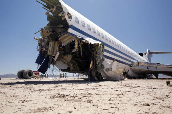 picture of a 727 plane crashed on a beach