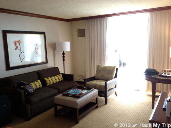 picture of hotel room sitting area