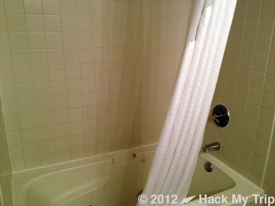 picture of hotel bathtub