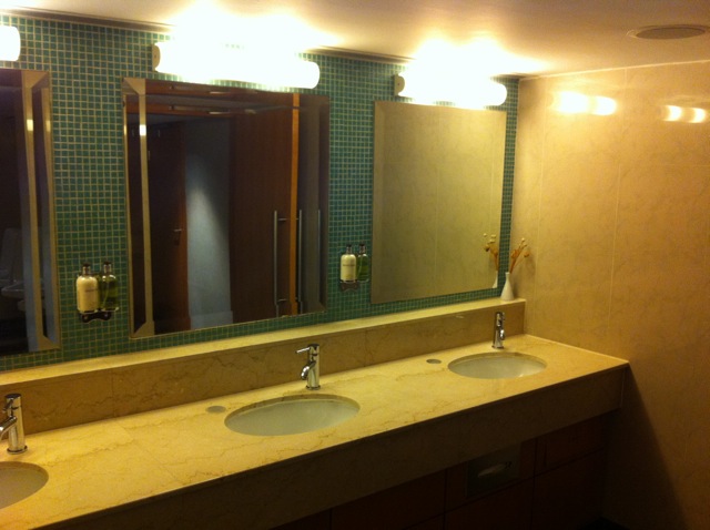 hkg_lounges_qantas_bathroom