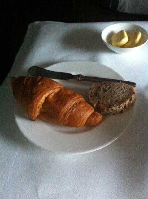 lufthansa-a380-breakfast-bread