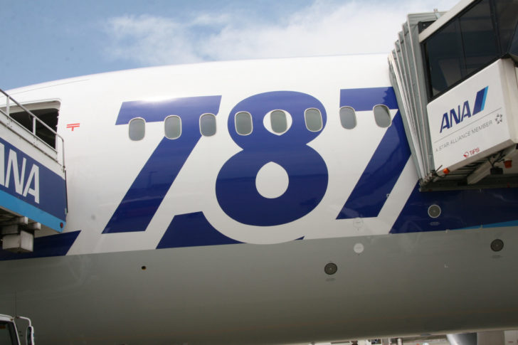 ana-787-boarding