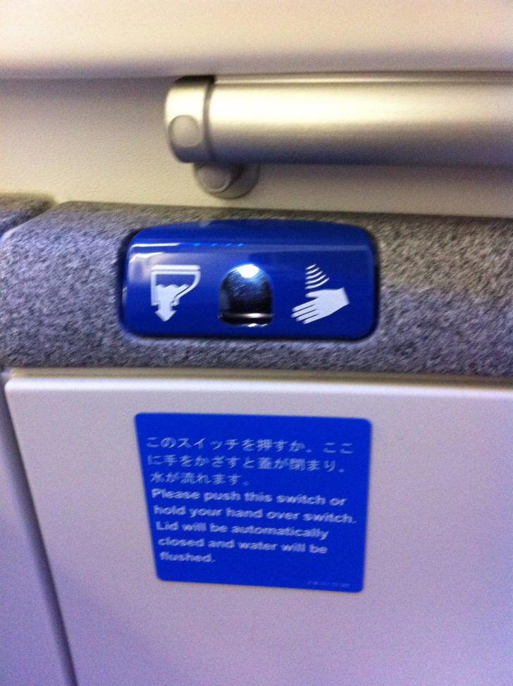 ana-787-toilet-tech