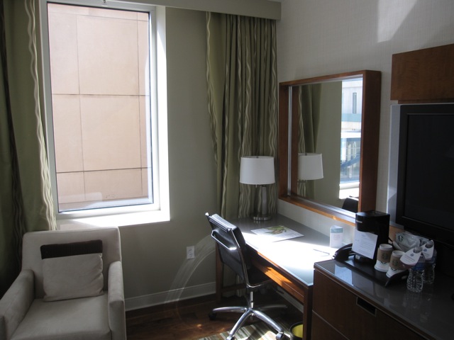 westin_minneapolis_desk