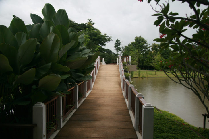 lemeridien-chiang-rai-grounds-bridge