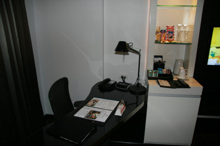 park-plaza-bangkok-soi18-desk