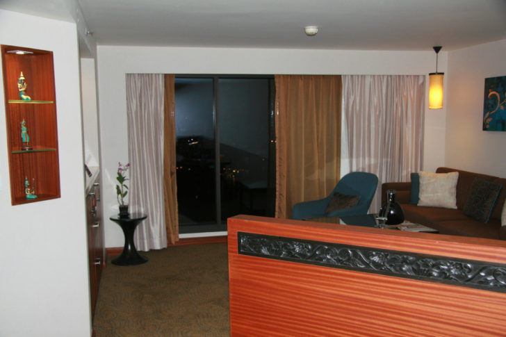 sheraton-bangkok-exec-suite-sitting-room