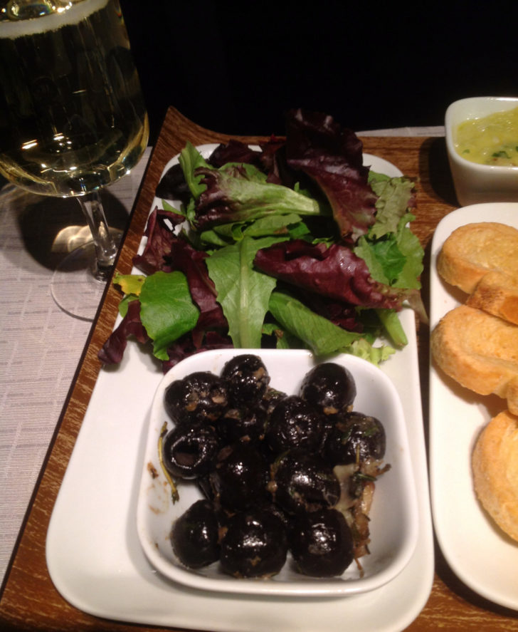 picture of salad and olives