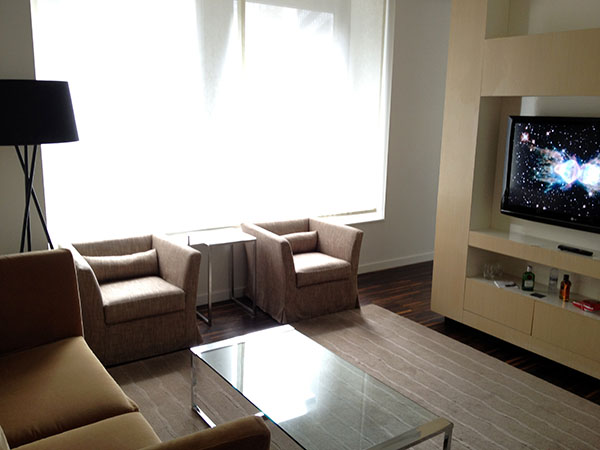 picture of hotel room sitting area