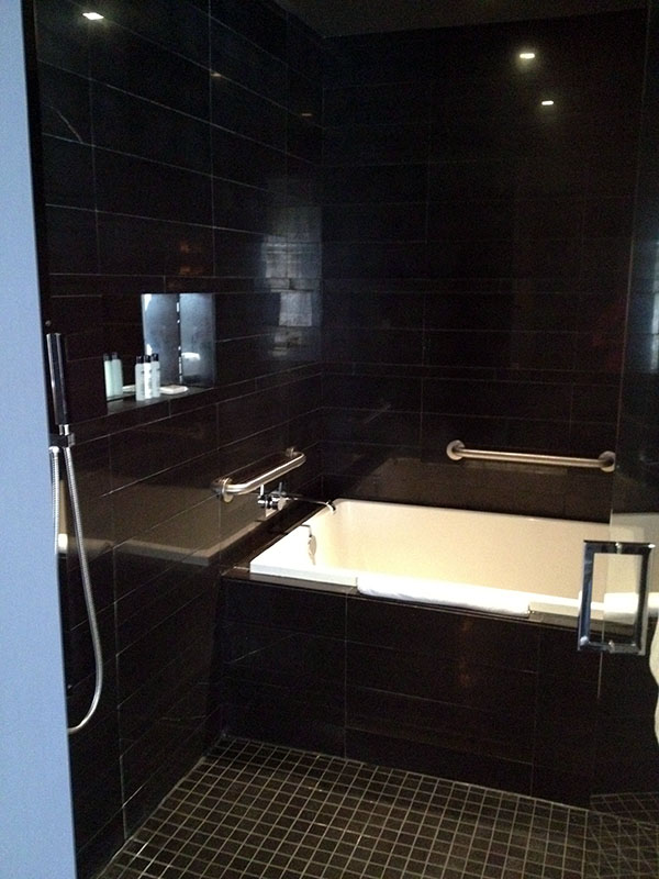 picture of hotel bathtub