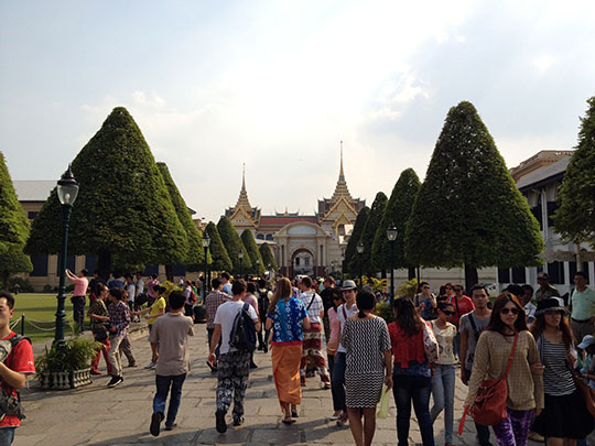 picture of people on a palace tour