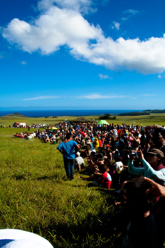 a large group of people in a field