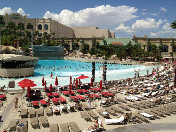 mandalay-bay-pool