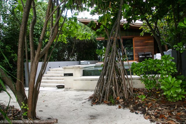 park-hyatt-maldives-pool-villa-beach-entry