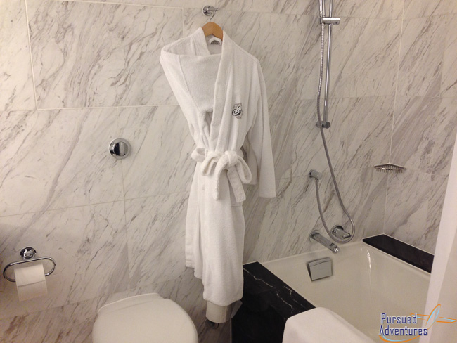 fairmont-singapore-bathroom-3