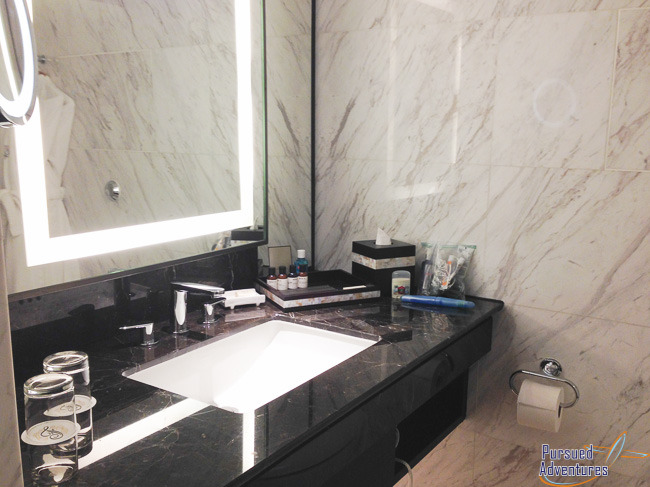 fairmont-singapore-bathroom2-4