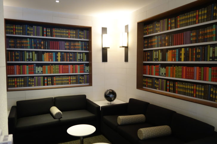 Star Alliance Business/Gold Lounge - "library"
