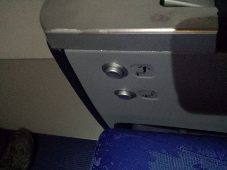 Dragon Air business class seat control