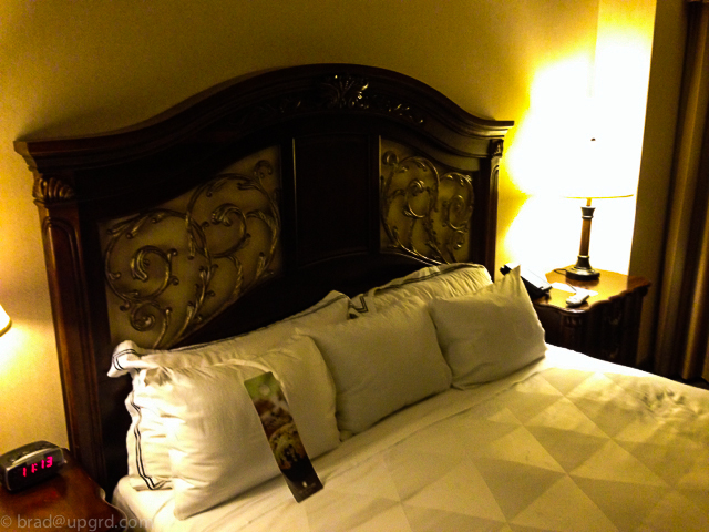 concourse-hotel-lax-suite-bed