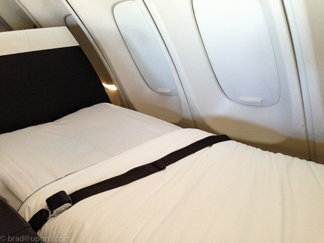 lufthansa-first-frankfurt-toronto-744-bed