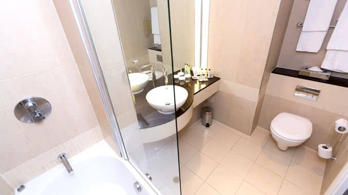 Doubletree by Hilton London Heathrow - bathroom