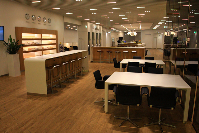 Lufthansa Sentator Lounges tend to have a better array of food options than the (usually adjacent) business class lounges - Credit: TravelingOtter https://www.flickr.com/photos/travelingotter/