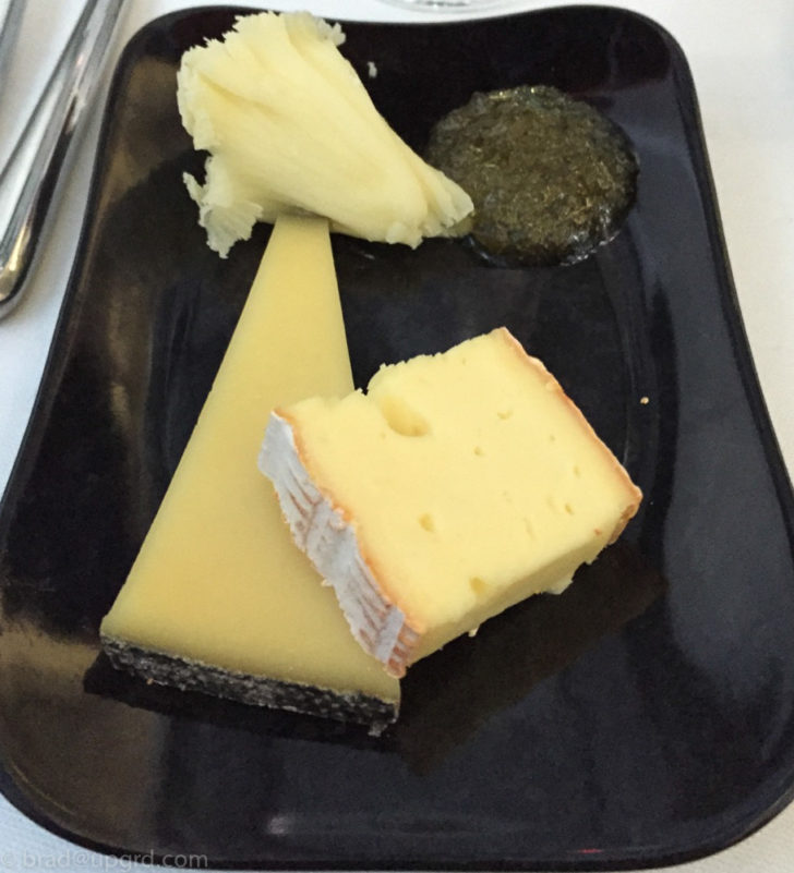 lufthansa-a340-biz-cheese