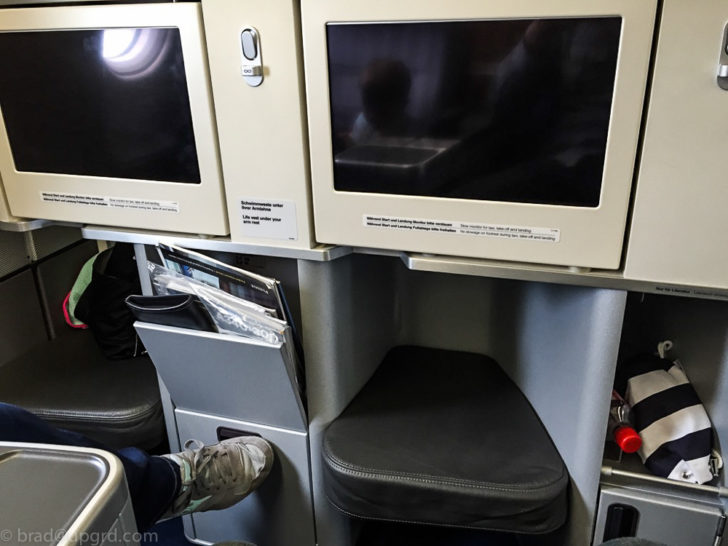 lufthansa-a340-biz-monitors