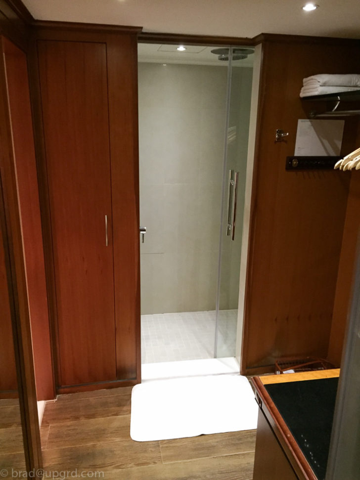 lemeridien-dubai-suite-closet