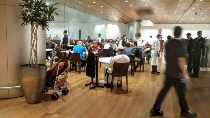 Qatar Airways Al Mourjan Business Lounge dining