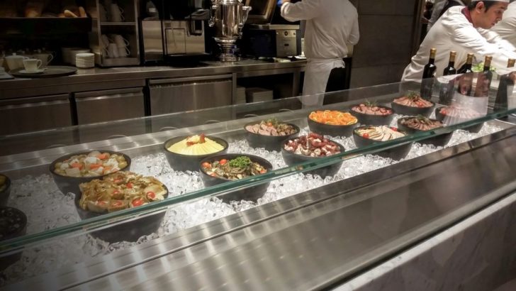 Qatar Airways Al Mourjan Business Lounge salad station