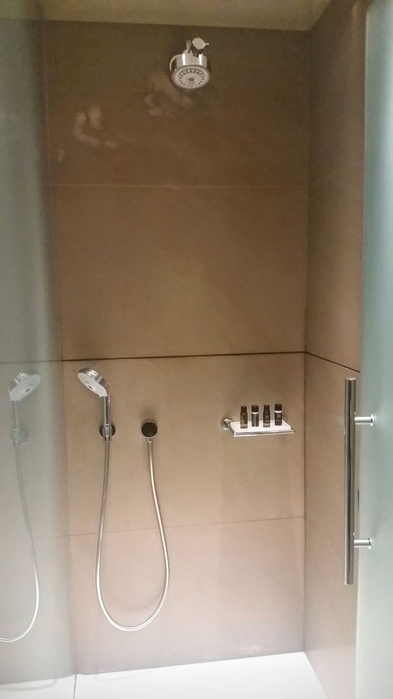 Qatar Airways Al Mourjan Business Lounge shower