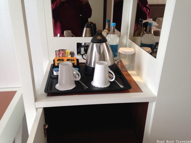 Coffee/tea station with minibar