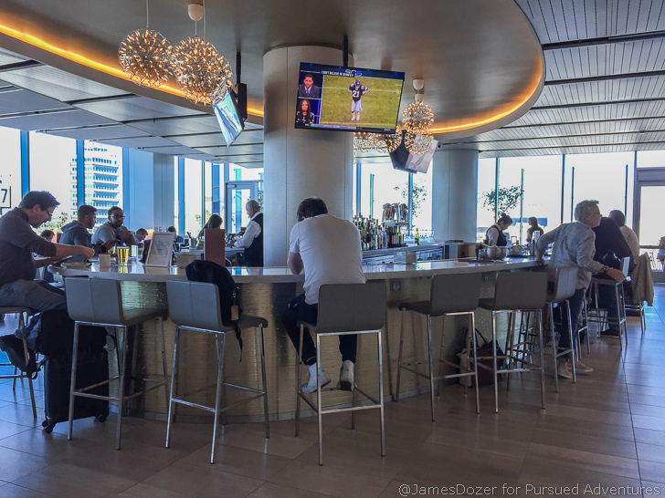 United Club LAX bar