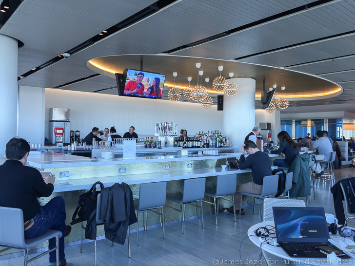 United Club LAX bar