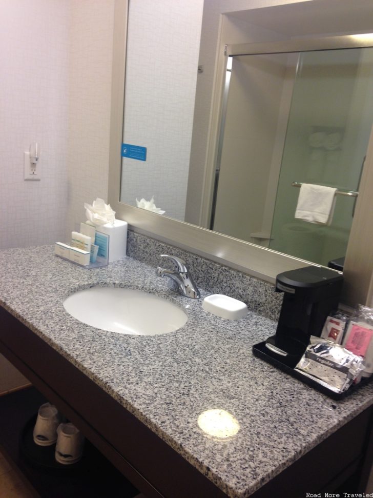 Hampton Inn Omaha Midtown - bathroom