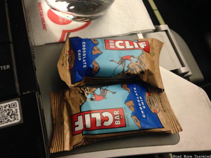 American E-175 First Class - snacks