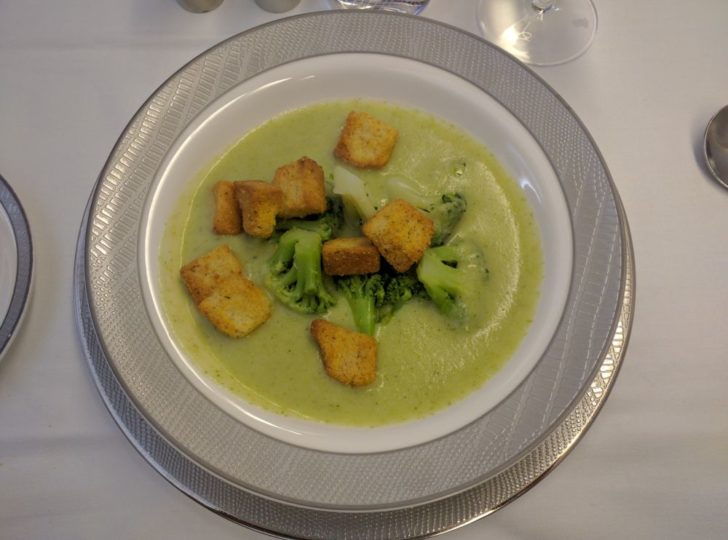 a bowl of broccoli soup