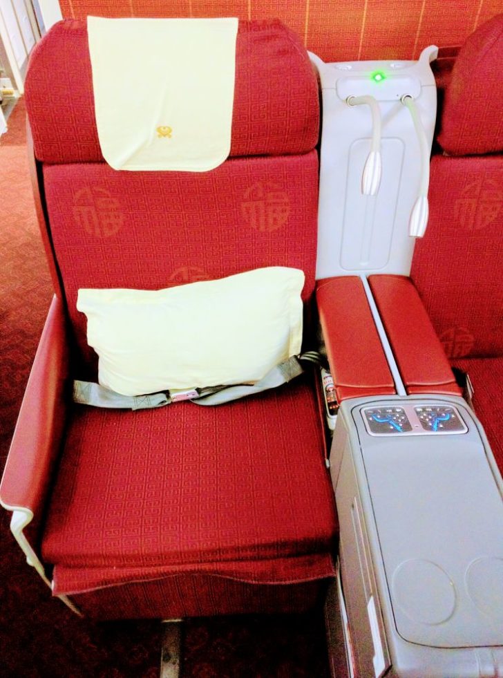 a seat with a seat belt and a seat belt