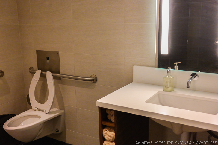 Star Alliance Lounge LAX shower suite