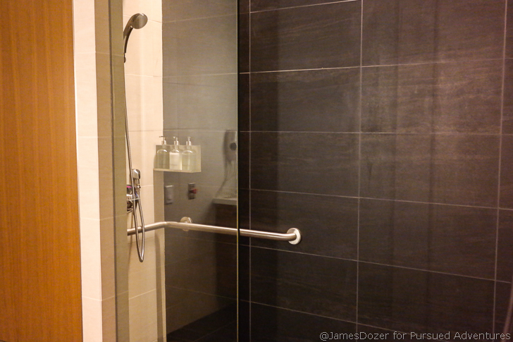 Star Alliance Lounge LAX shower suite