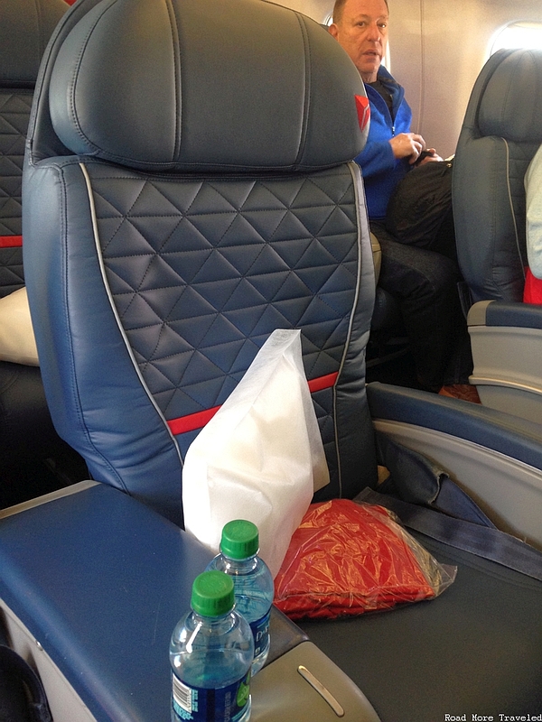 Delta E-175 First Class - Seat