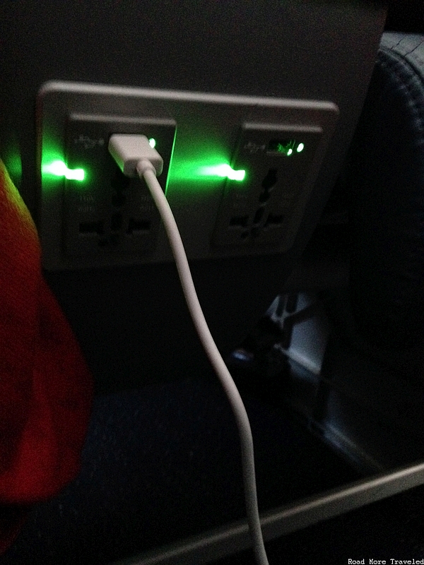 Delta E-175 First Class - in-seat power
