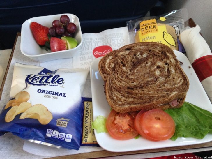 Delta E-175 First Class - pastrami sandwich