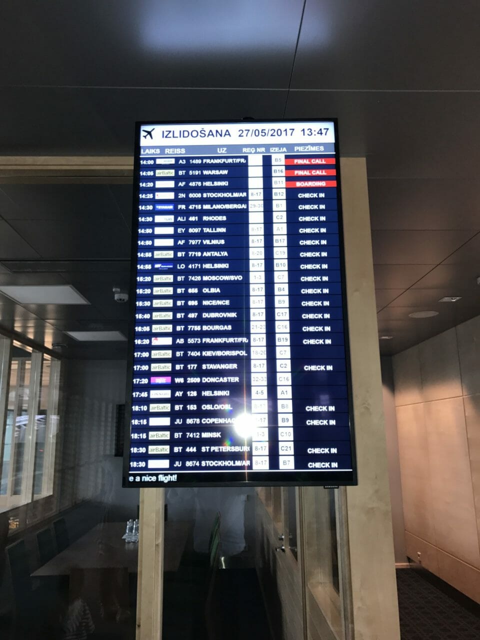 a screen with a flight schedule